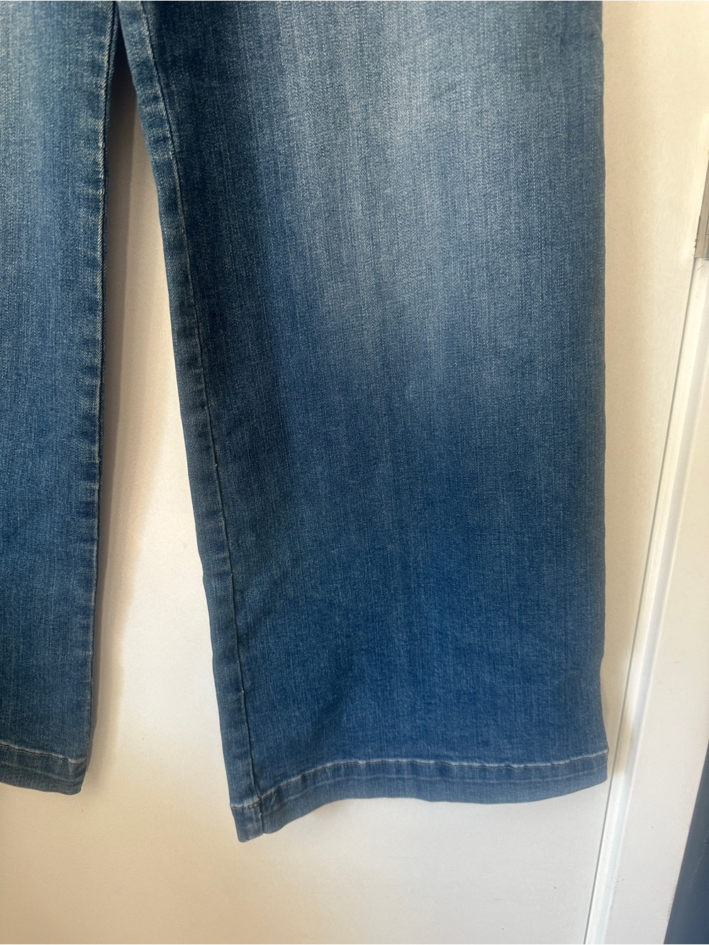 Kut from the Kloth Medium Light Blue Wide-Leg Jeans - Picture 4 of 11